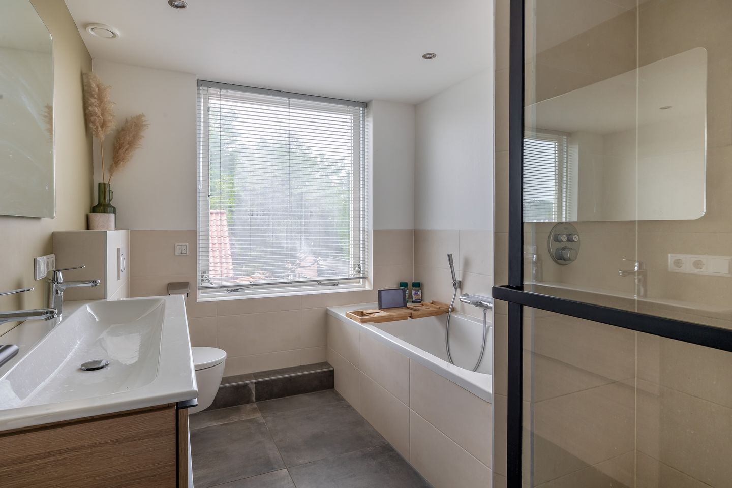 Spacious Corner Home with Two Bathrooms and South-Facing Garden in Schijndel — 20