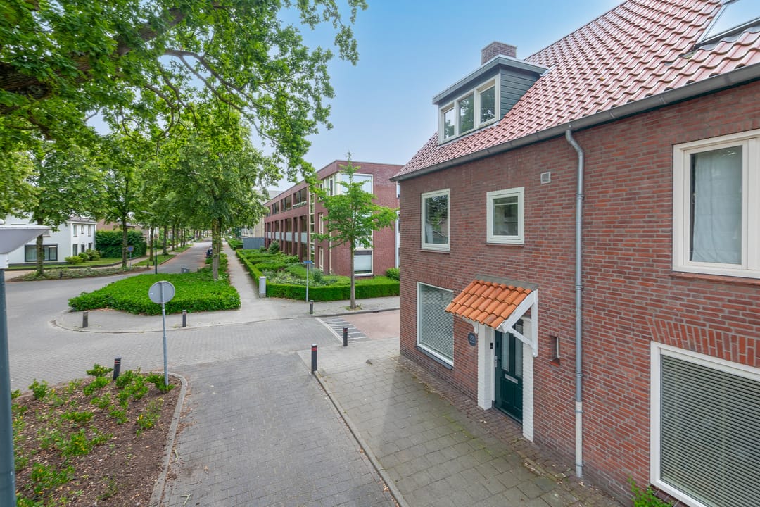 Spacious Corner Home with Two Bathrooms and South-Facing Garden in Schijndel — 31