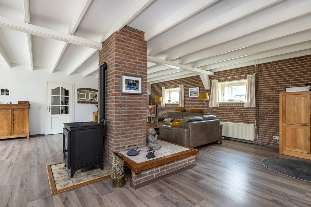 Spacious Former Farmhouse with Six Bedrooms and Open Polder Views — 13