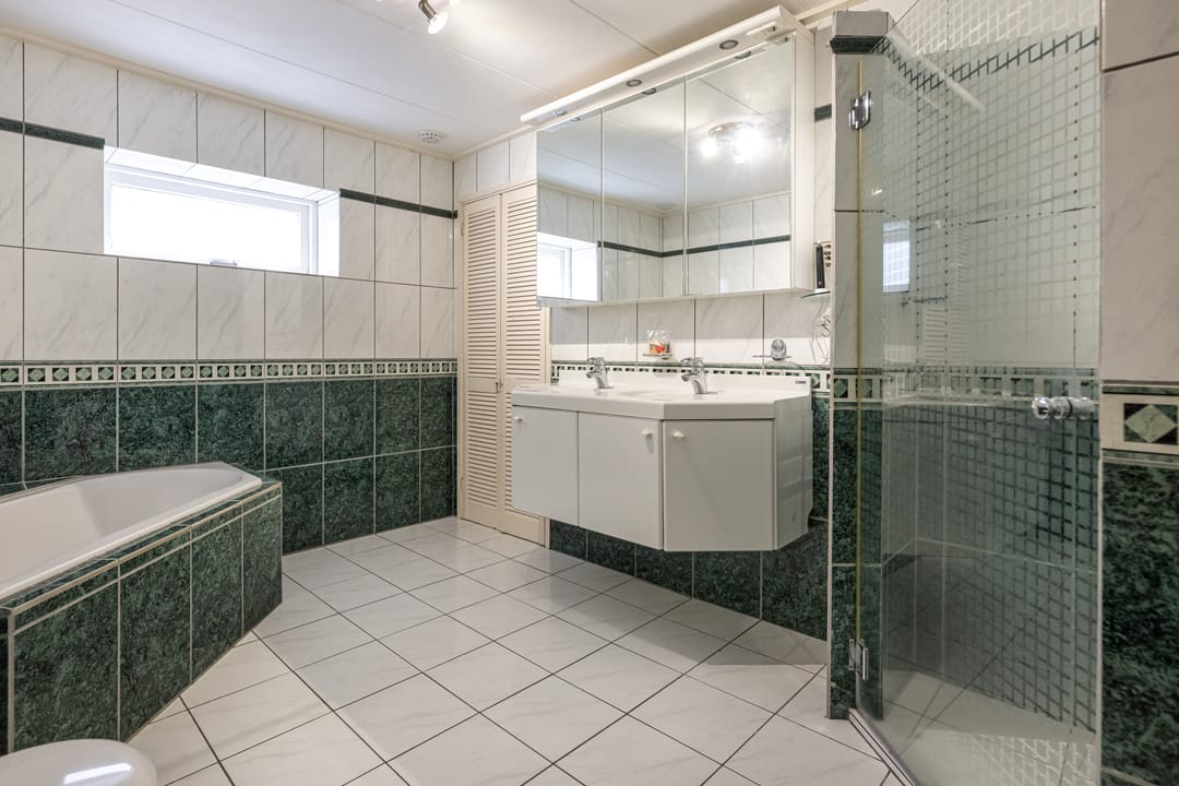 Spacious Former Farmhouse with Six Bedrooms and Open Polder Views — 23