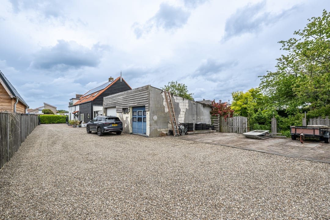 Spacious Former Farmhouse with Six Bedrooms and Open Polder Views — 47