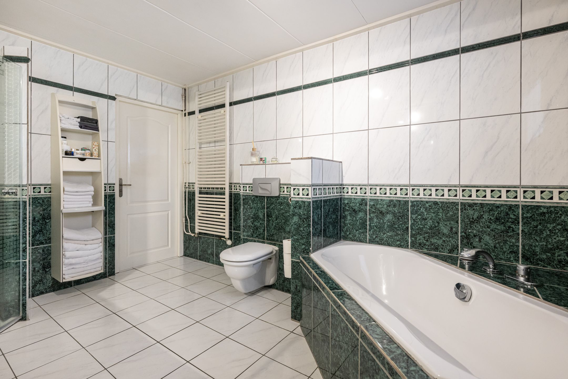 Spacious Former Farmhouse with Six Bedrooms and Open Polder Views — 24