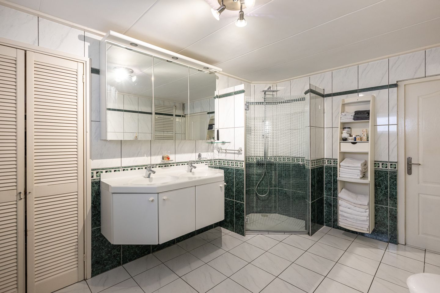 Spacious Former Farmhouse with Six Bedrooms and Open Polder Views — 25