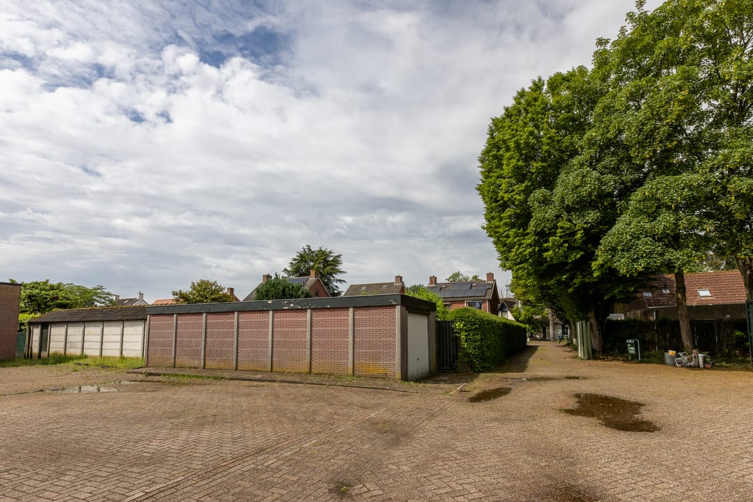 Spacious Detached Family Home with Large Garage in Central Putte — 43