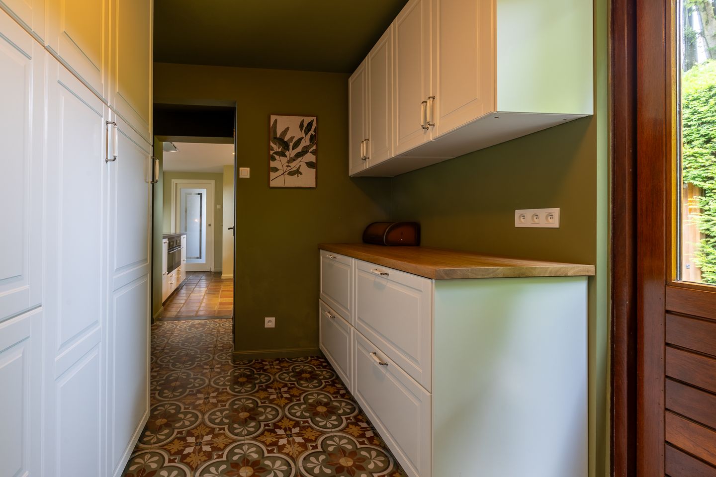 Spacious Detached Family Home with Large Garage in Central Putte — 25