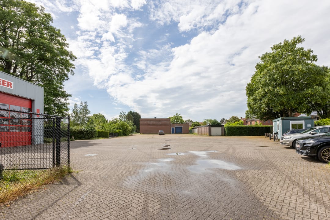 Spacious Detached Family Home with Large Garage in Central Putte — 46