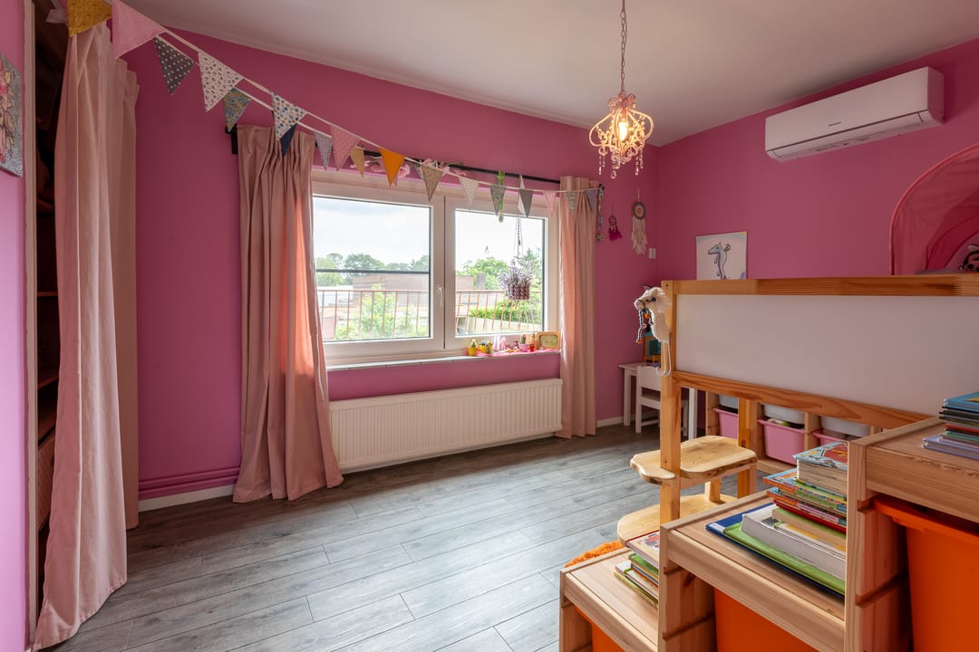 Spacious Detached Family Home with Large Garage in Central Putte — 32