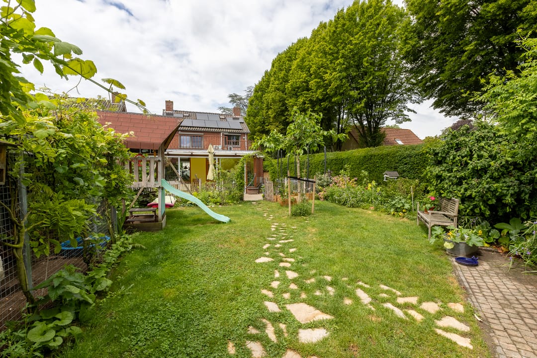 Spacious Detached Family Home with Large Garage in Central Putte — 56