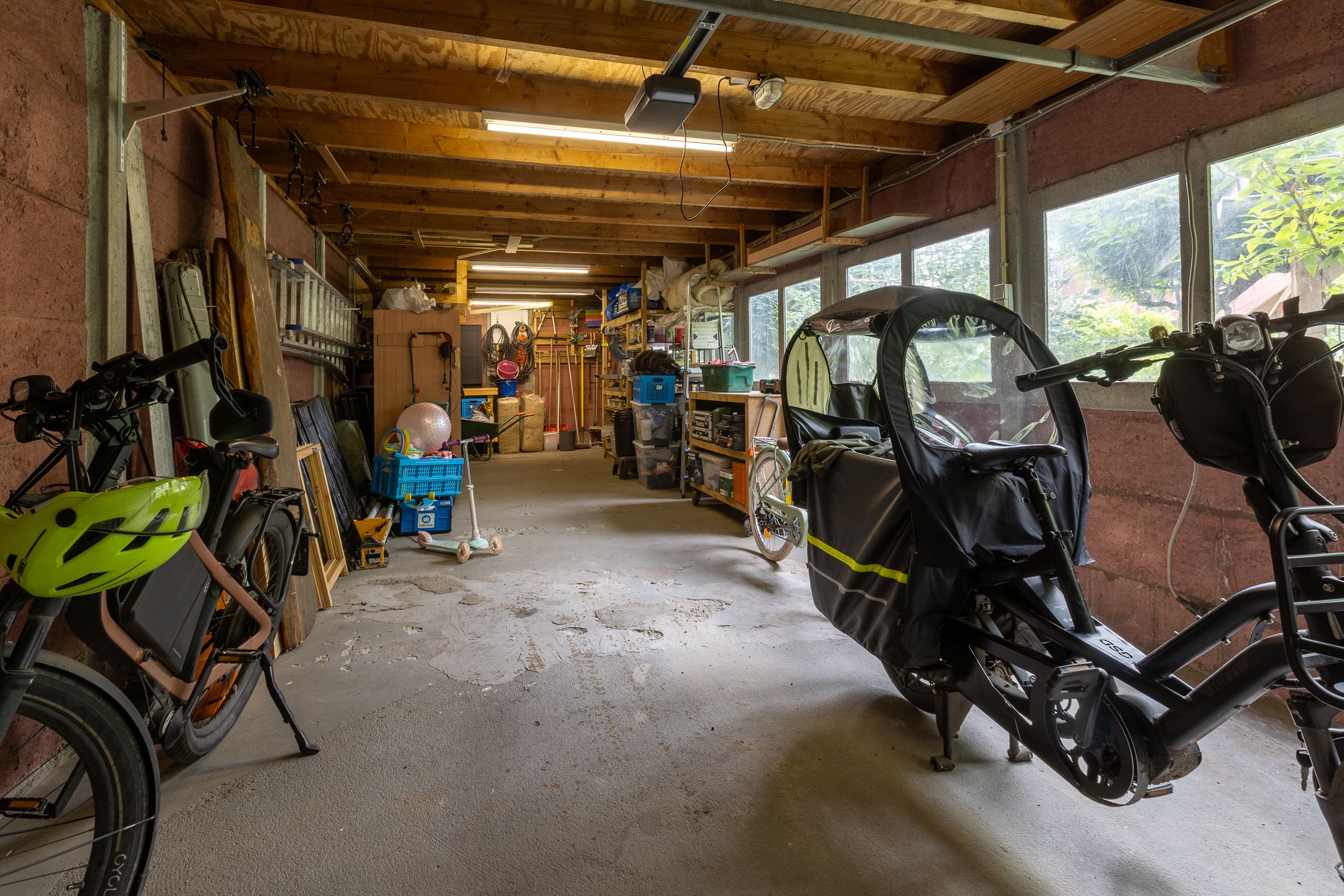 Spacious Detached Family Home with Large Garage in Central Putte — 45