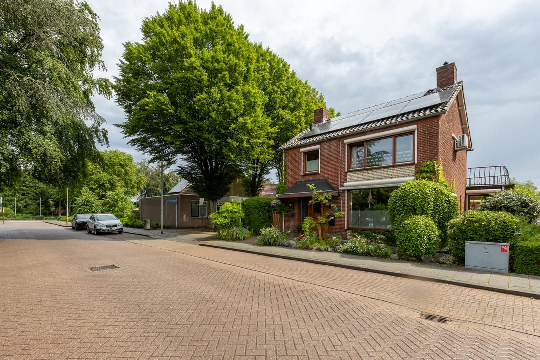 Spacious Detached Family Home with Large Garage in Central Putte — 62