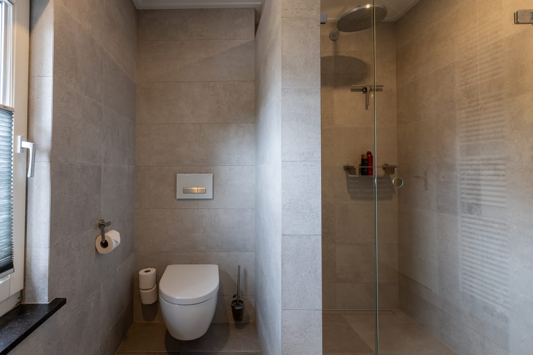 Spacious Detached Family Home with Large Garage in Central Putte — 41