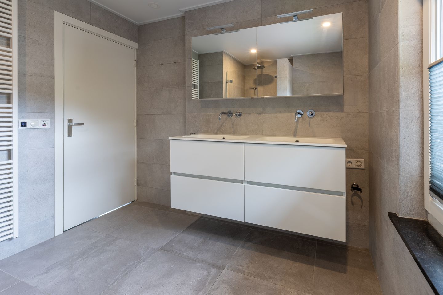 Spacious Detached Family Home with Large Garage in Central Putte — 40