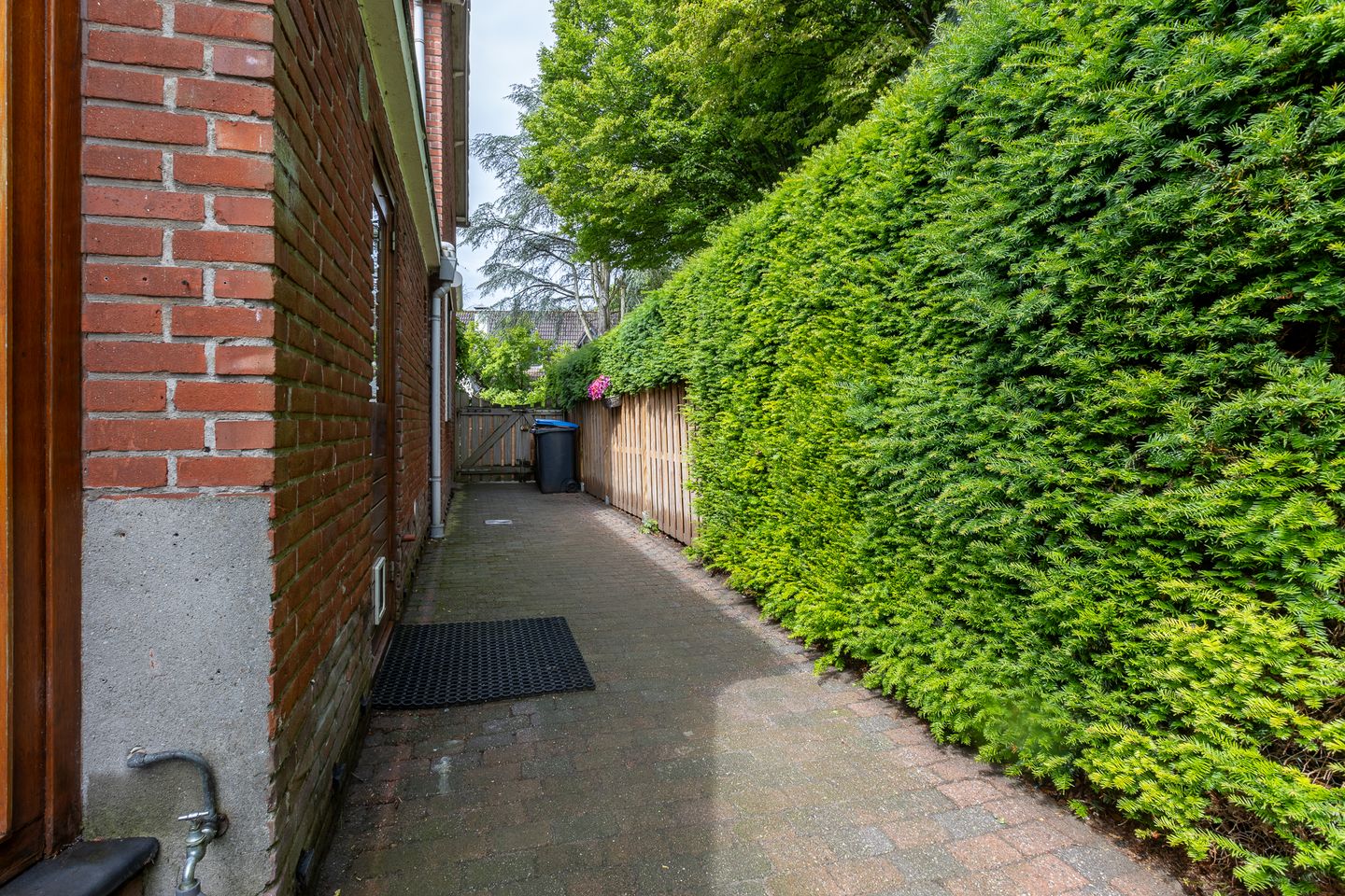Spacious Detached Family Home with Large Garage in Central Putte — 49