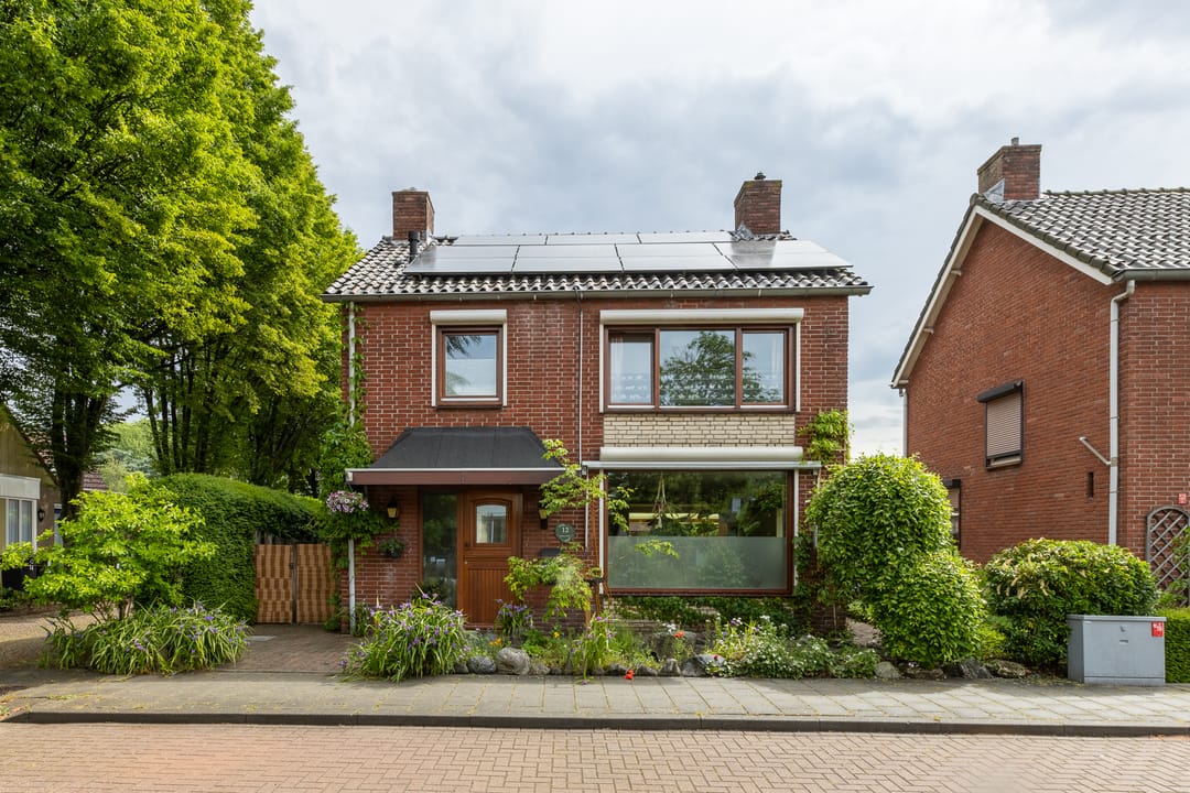 Spacious Detached Family Home with Large Garage in Central Putte — 61