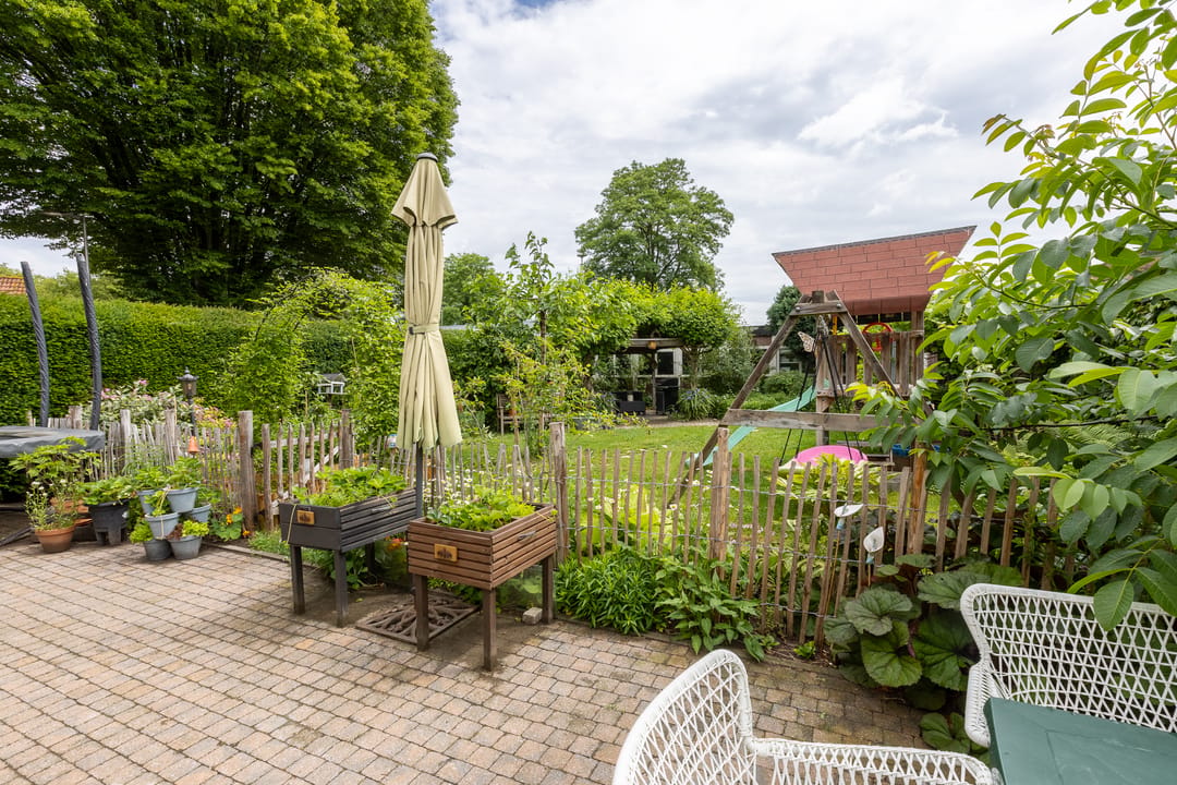 Spacious Detached Family Home with Large Garage in Central Putte — 53