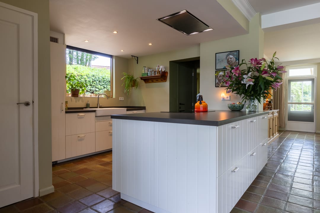 Spacious Detached Family Home with Large Garage in Central Putte — 8