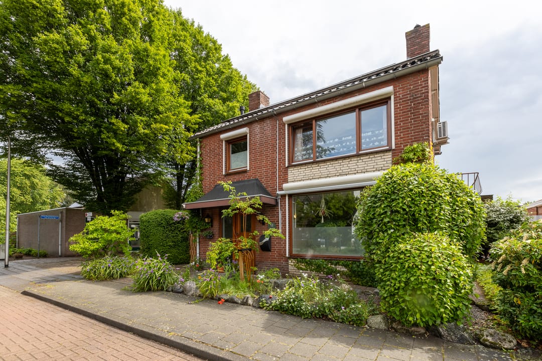 Spacious Detached Family Home with Large Garage in Central Putte — 47