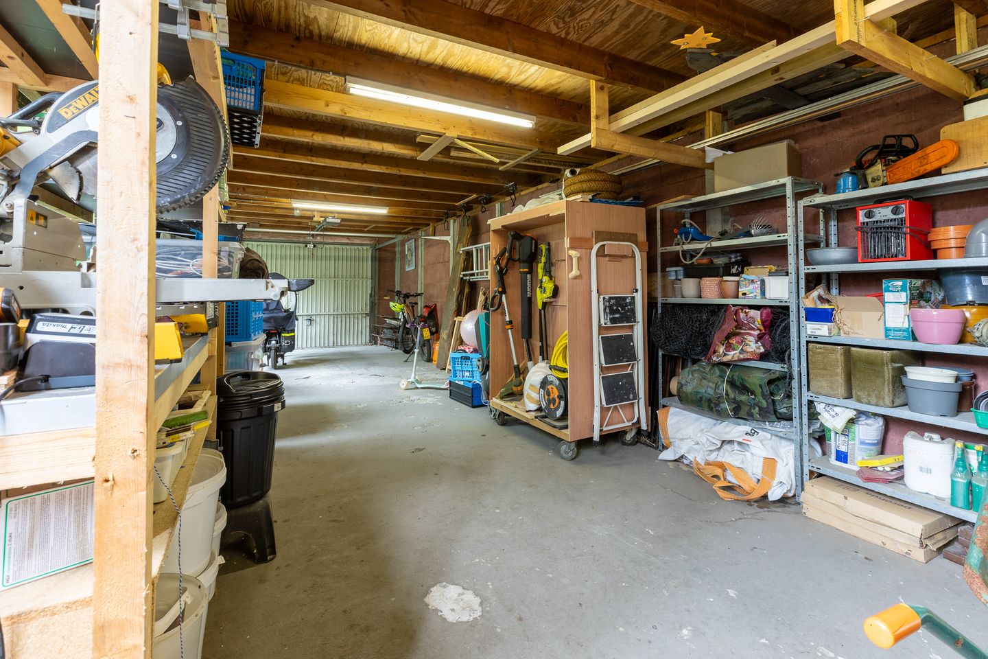 Spacious Detached Family Home with Large Garage in Central Putte — 44