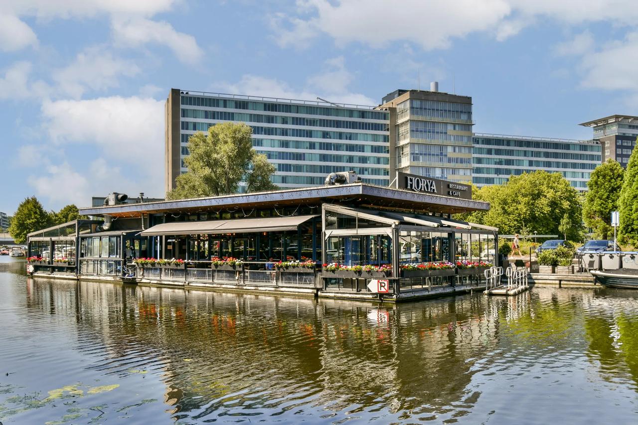 Spacious Four Bedroom Apartment with Rooftop Terrace in Vibrant West Amsterdam — 36