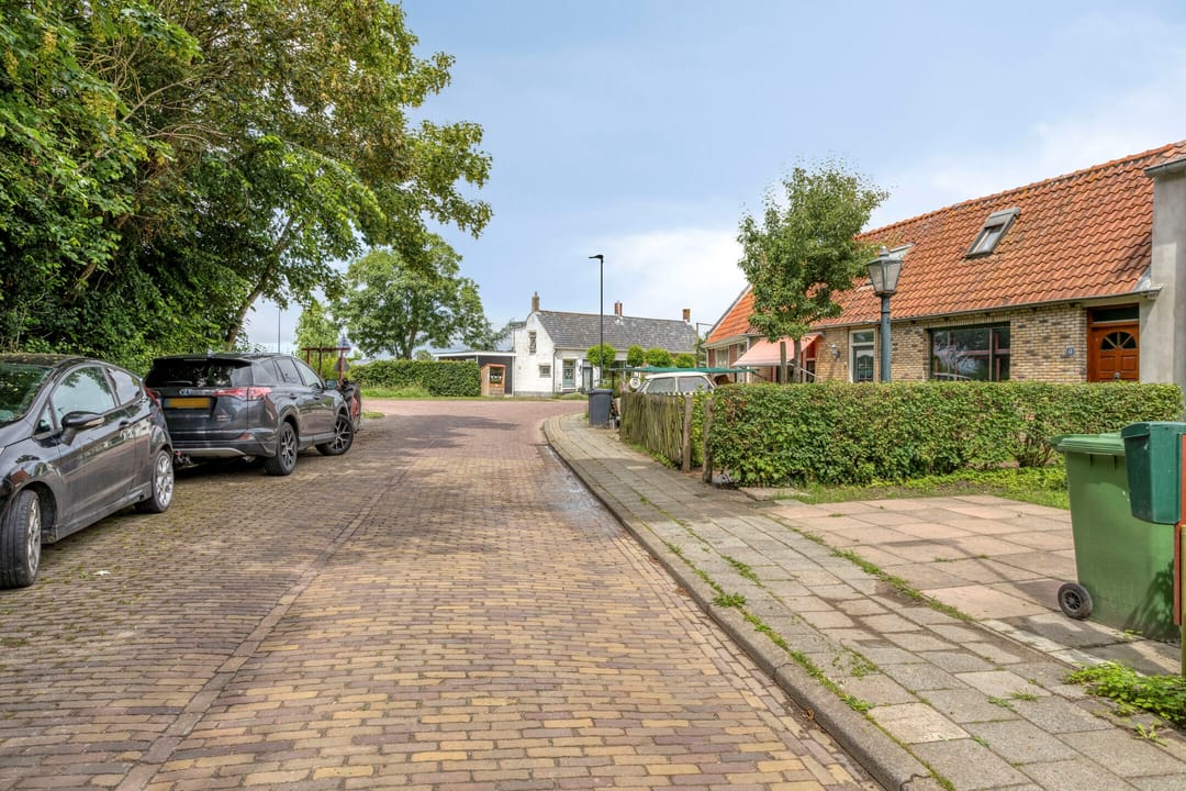 Charming Character Home with Deep Garden in Ellewoutsdijk — 23