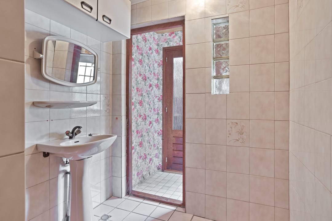 Charming Character Home with Deep Garden in Ellewoutsdijk — 16