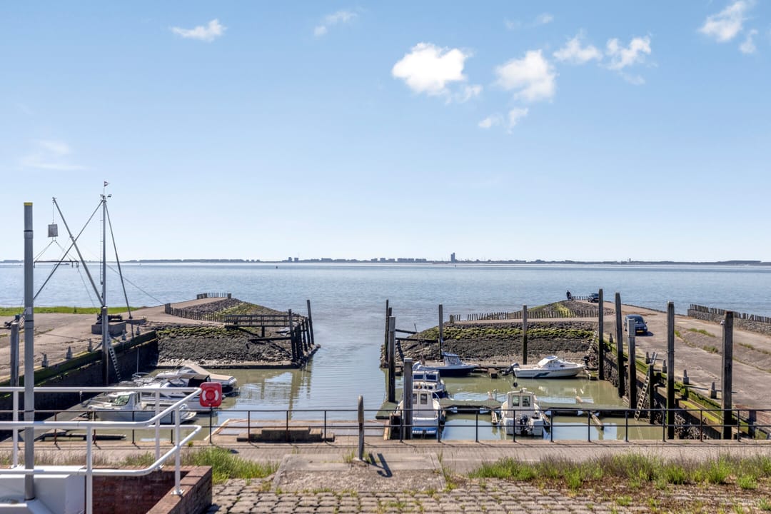 Charming Character Home with Deep Garden in Ellewoutsdijk — 26