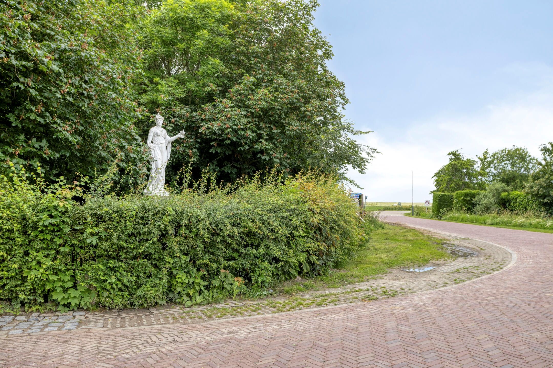 Charming Character Home with Deep Garden in Ellewoutsdijk — 24