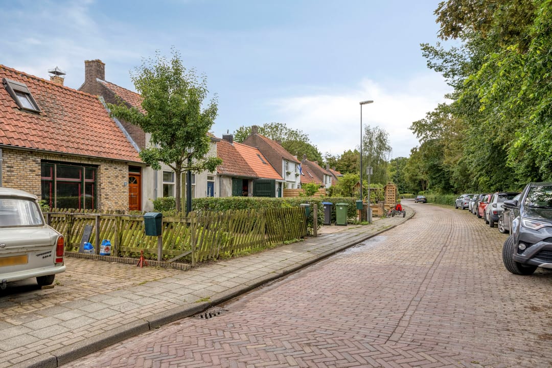 Charming Character Home with Deep Garden in Ellewoutsdijk — 22