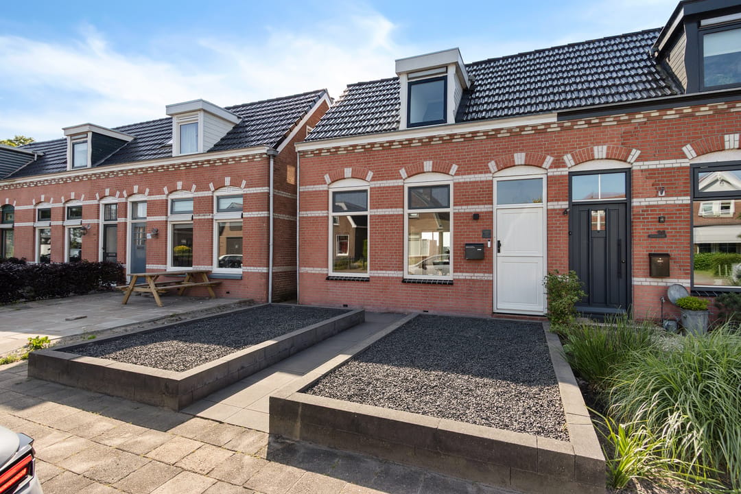 Renovated Corner House with Modern Kitchen and Garden Views