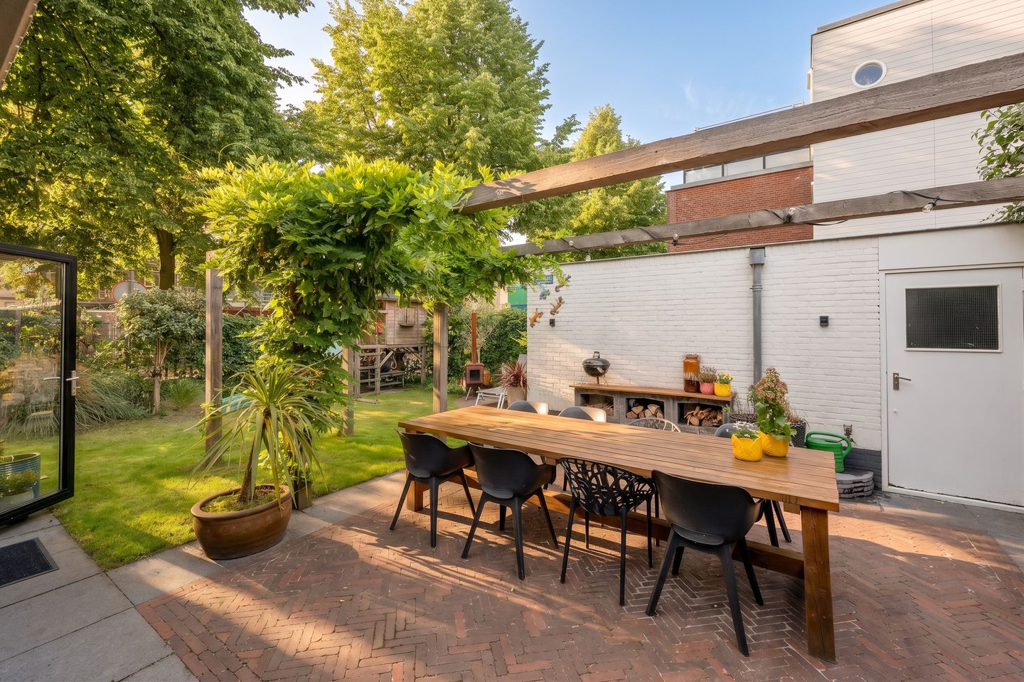 Renovated Family Home with Guest Suite and South West Garden in Huizen — 34