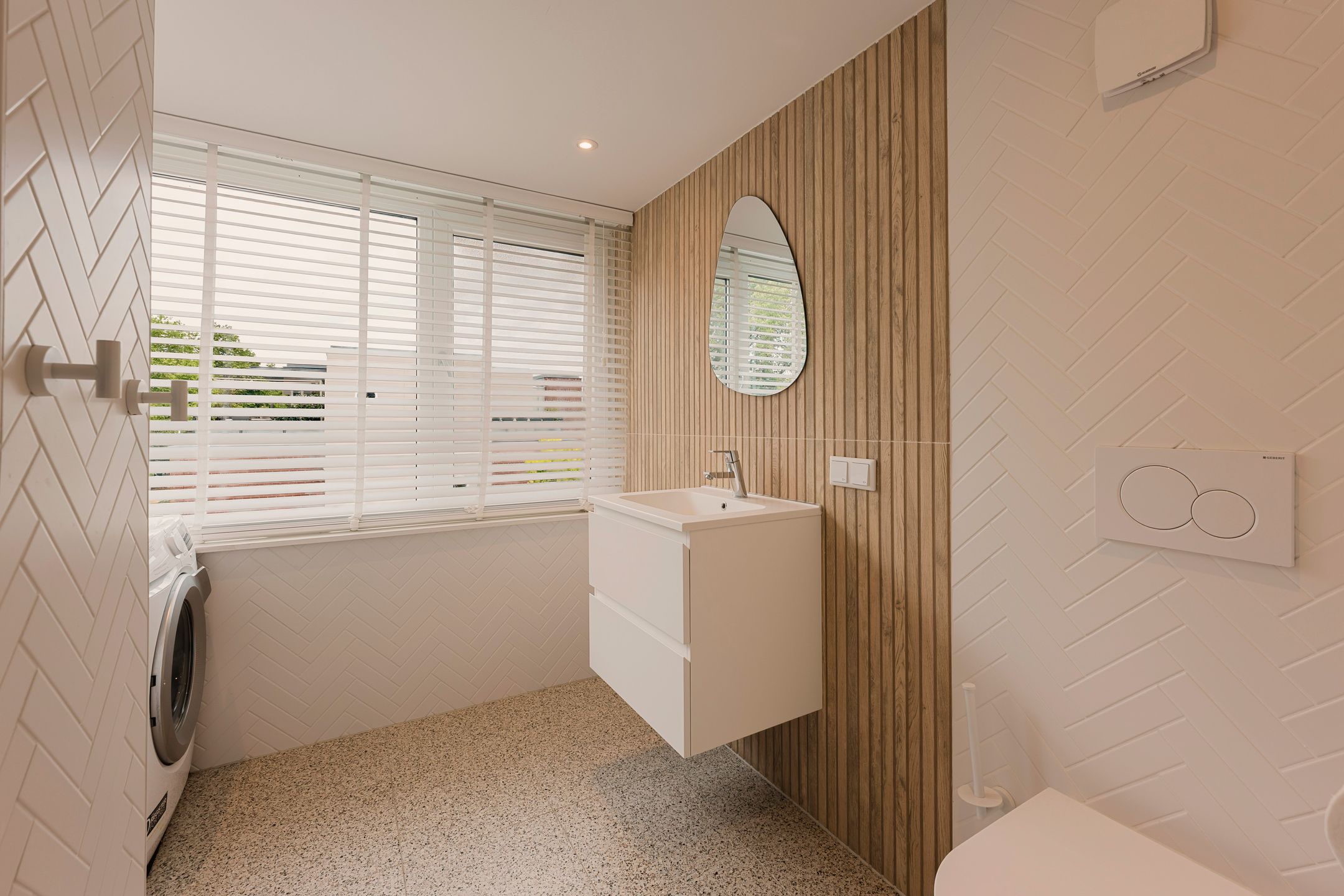 Renovated Family Home with Guest Suite and South West Garden in Huizen — 30
