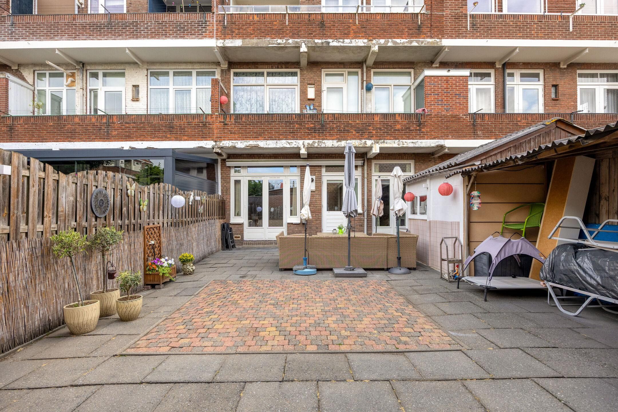 Spacious Ground Floor Apartment with Private Garden in The Hague — 18