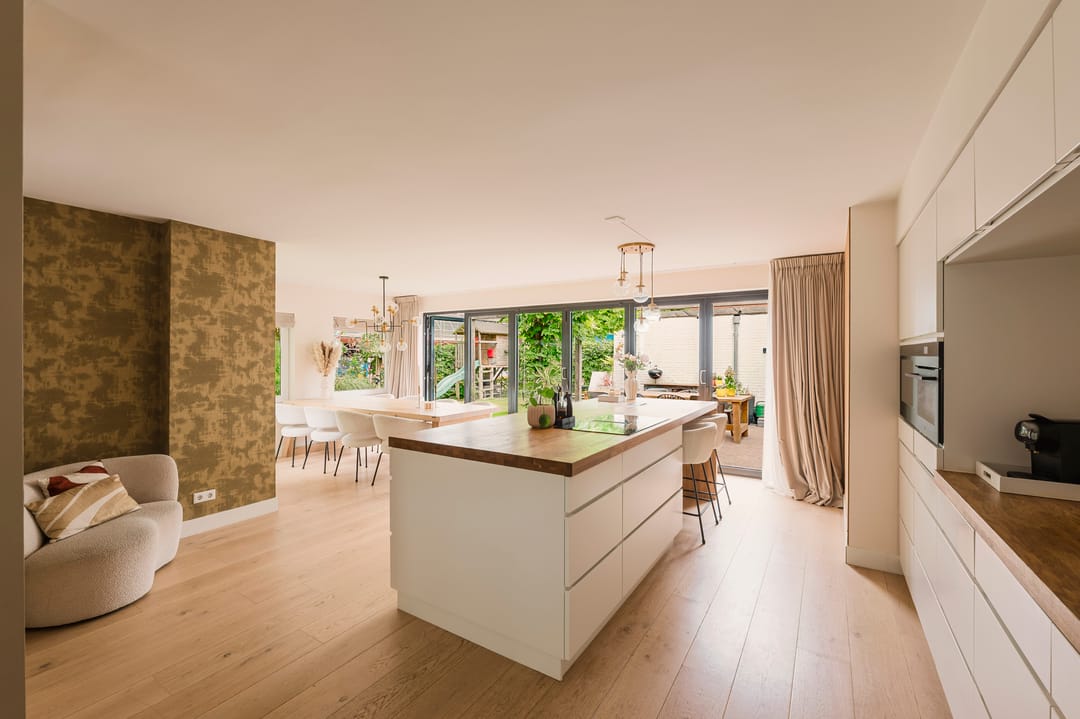 Renovated Family Home with Guest Suite and South West Garden in Huizen — 7