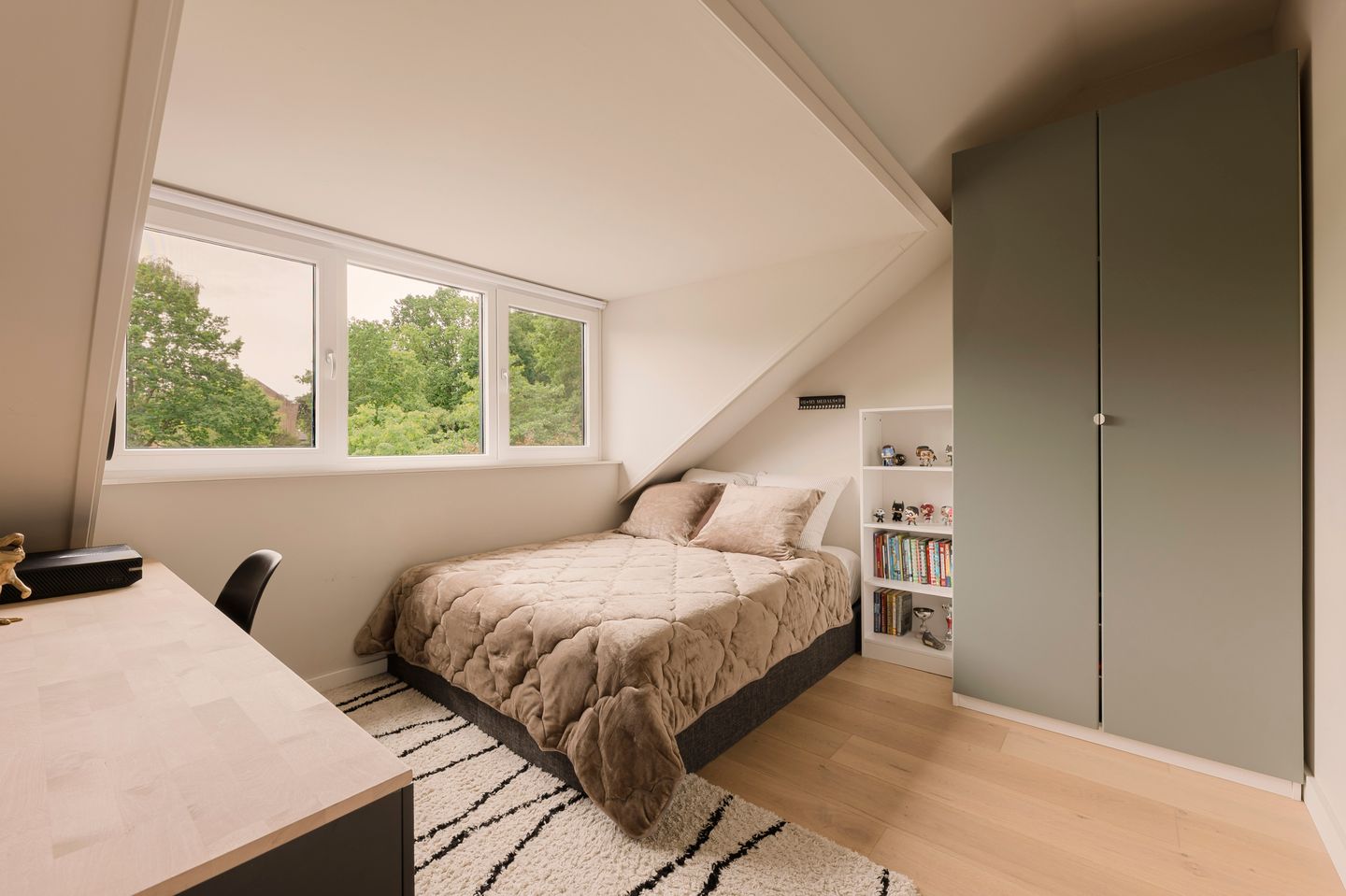 Renovated Family Home with Guest Suite and South West Garden in Huizen — 29