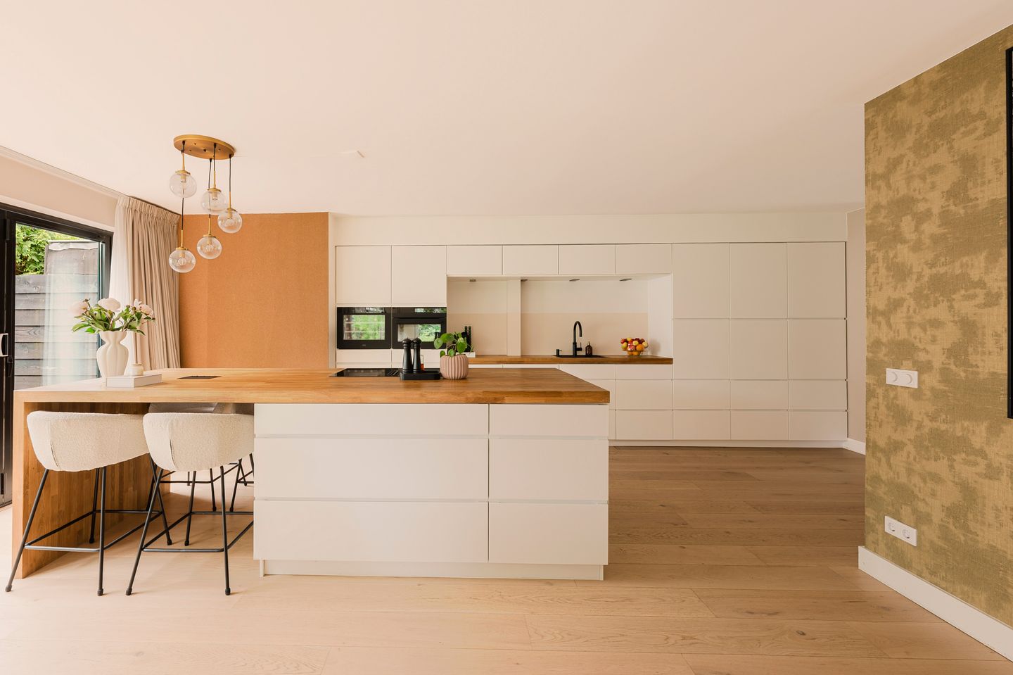Renovated Family Home with Guest Suite and South West Garden in Huizen — 14