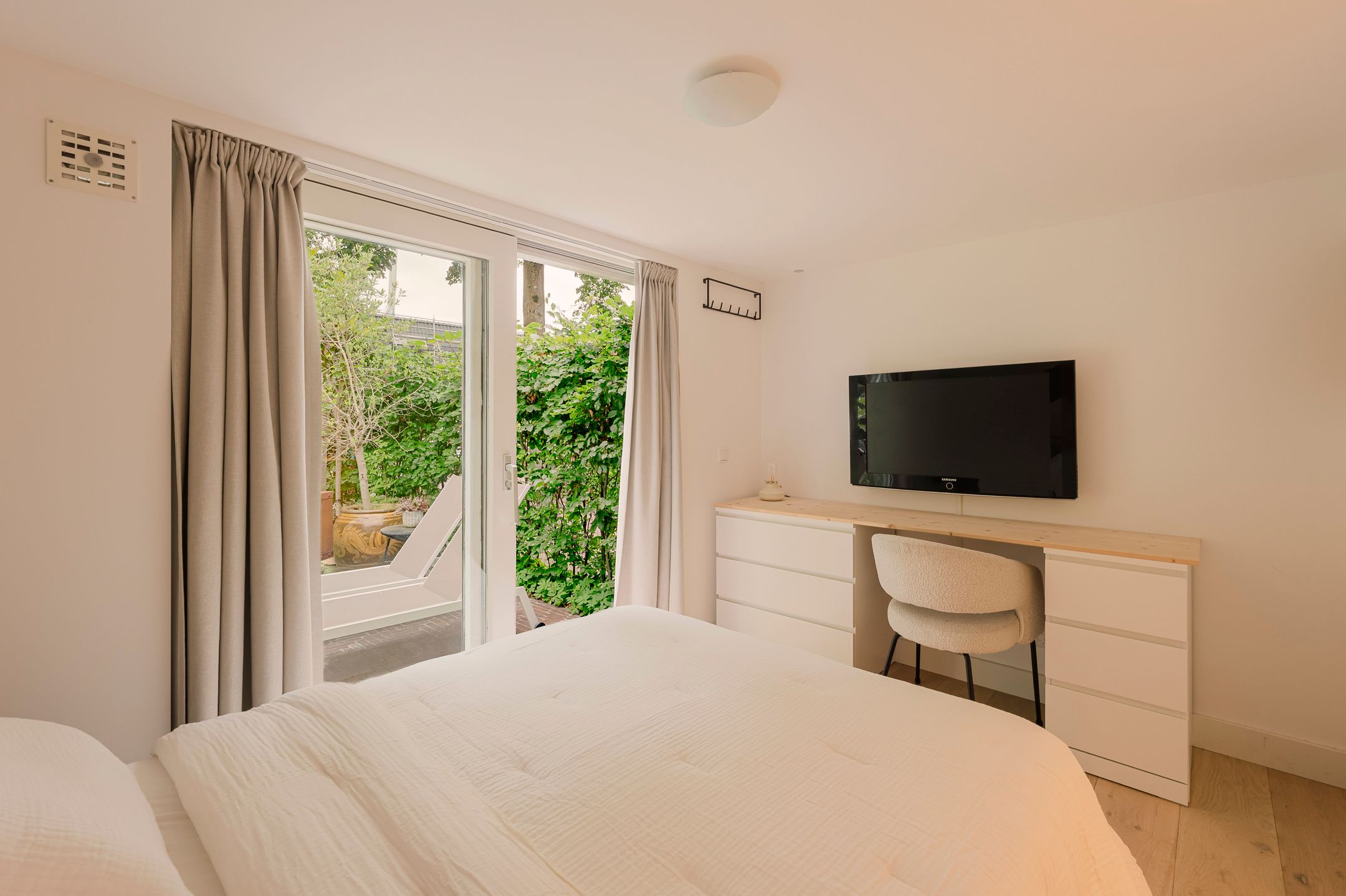 Renovated Family Home with Guest Suite and South West Garden in Huizen — 36