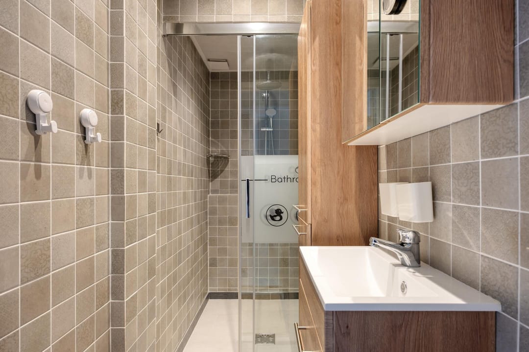 Spacious Ground Floor Apartment with Private Garden in The Hague — 8