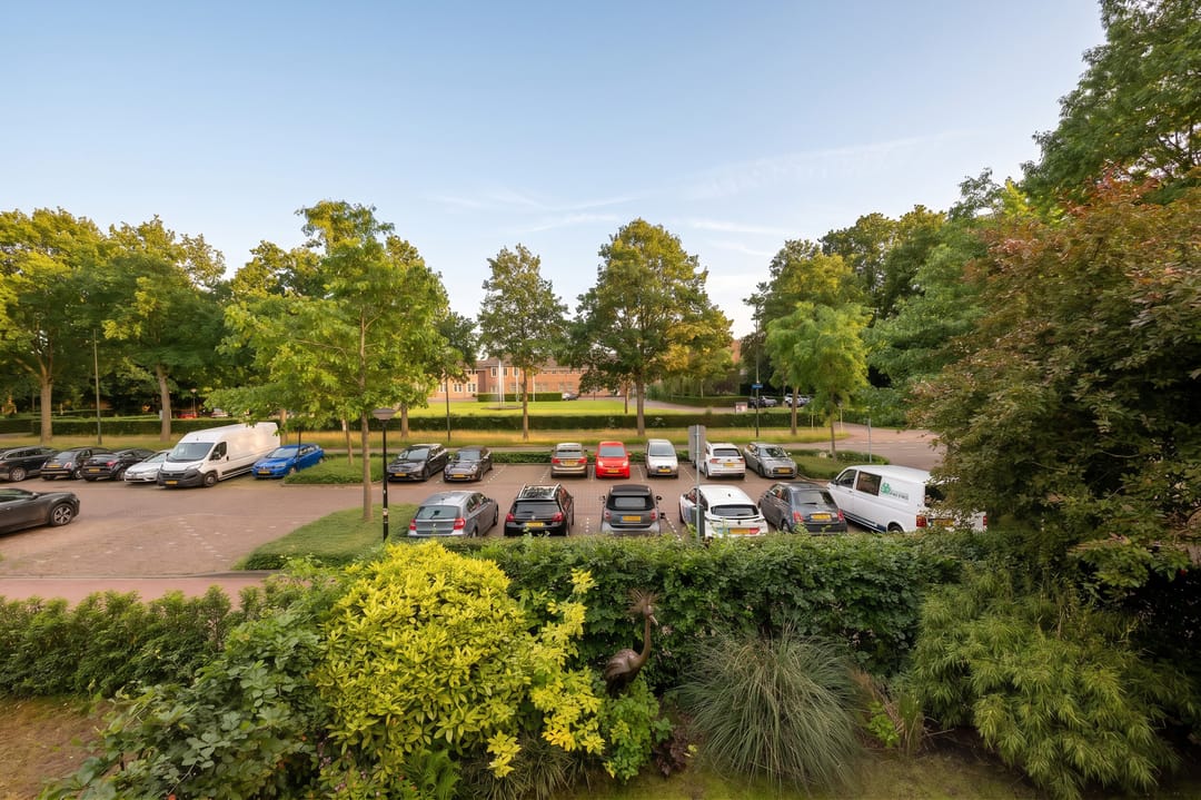Renovated Family Home with Guest Suite and South West Garden in Huizen — 38