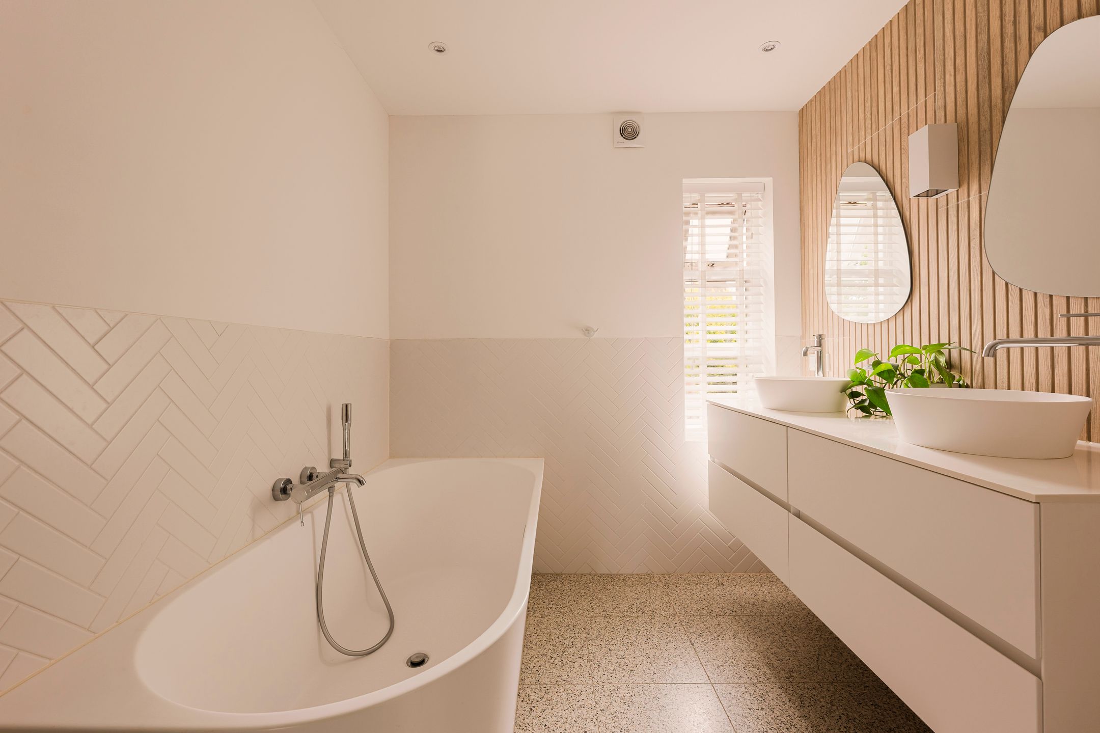 Renovated Family Home with Guest Suite and South West Garden in Huizen — 24