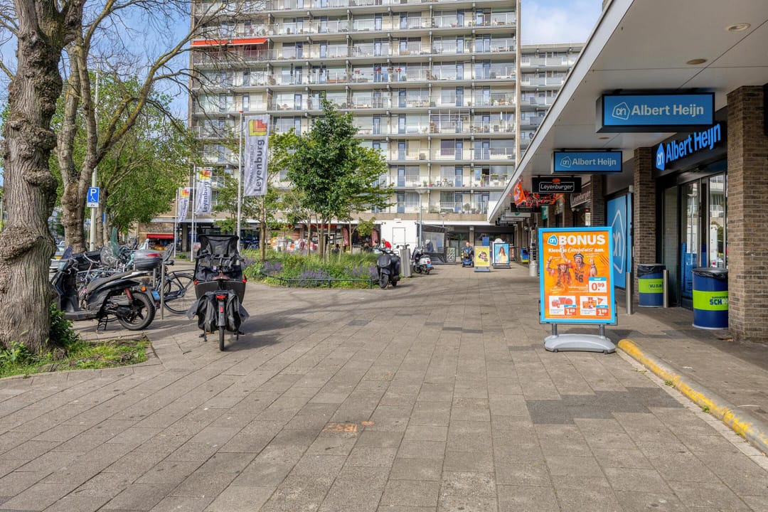 Spacious Ground Floor Apartment with Private Garden in The Hague — 23