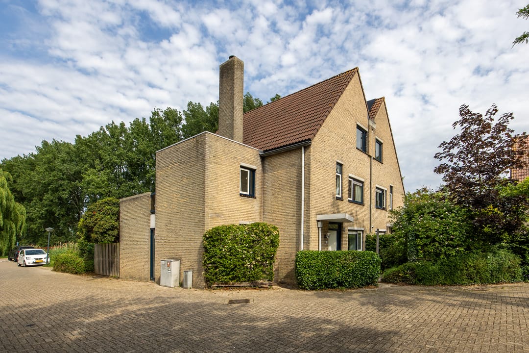 Spacious Semi-Detached Villa with Garden and Water Views in Leiden's Merenwijk