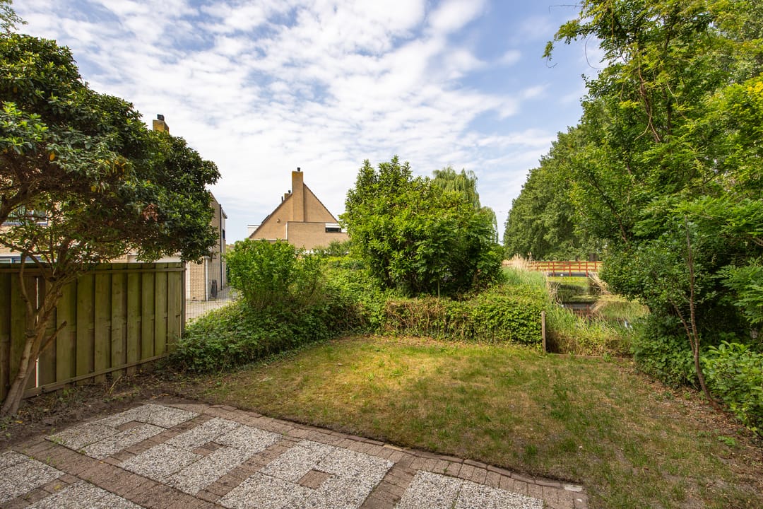 Spacious Semi-Detached Villa with Garden and Water Views in Leiden's Merenwijk — 23