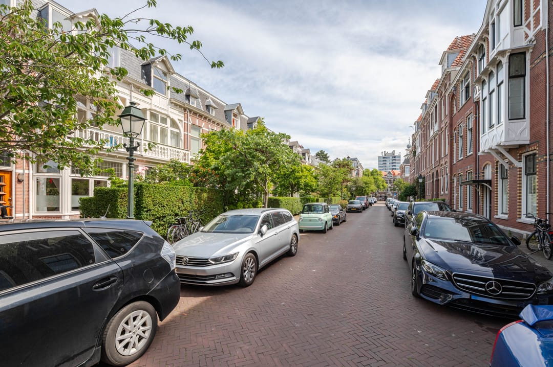 Characterful 1890s Townhouse with Preserved Period Details in Regentessekwartier — 71