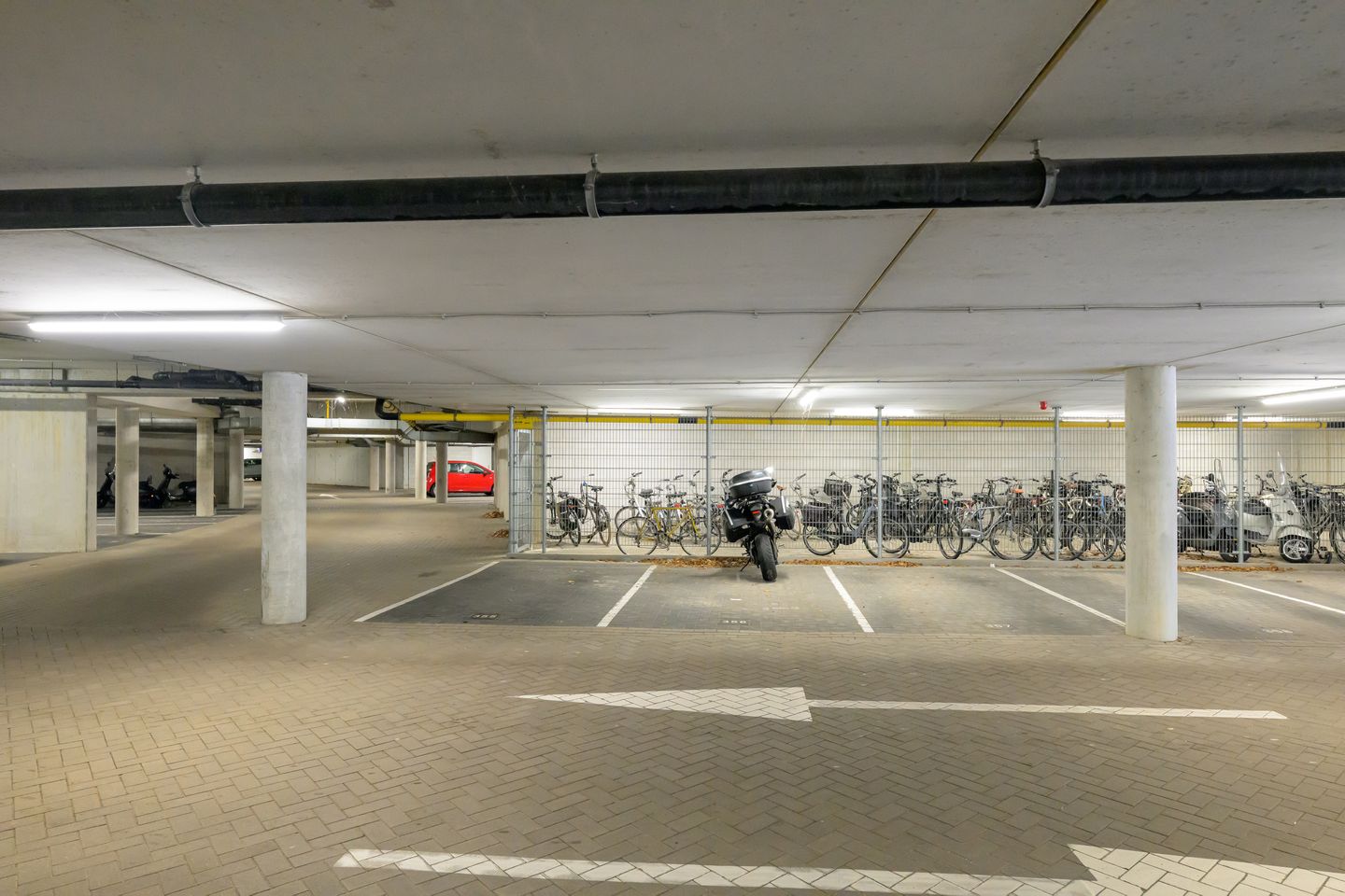 Luxury 3-Room Apartment with Private Parking and Wellness Facilities in Rijnsburg — 25