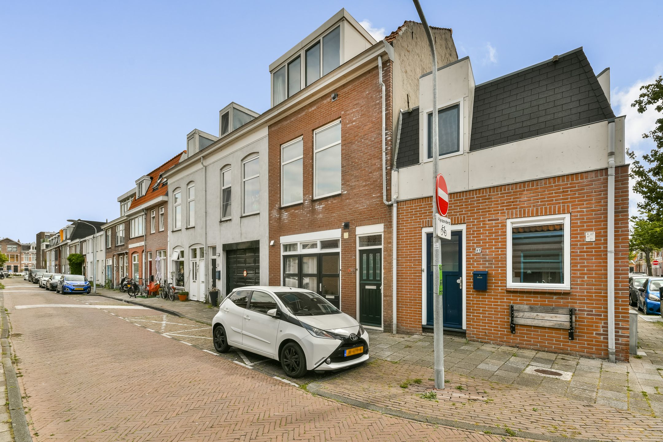 Charming 1906 Upstairs Apartment with Terrace Near Haarlem Centre — 24