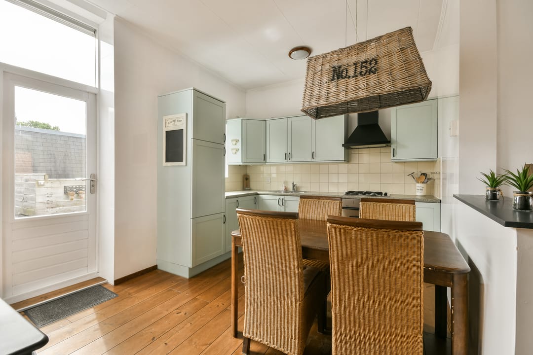 Charming 1906 Upstairs Apartment with Terrace Near Haarlem Centre — 7