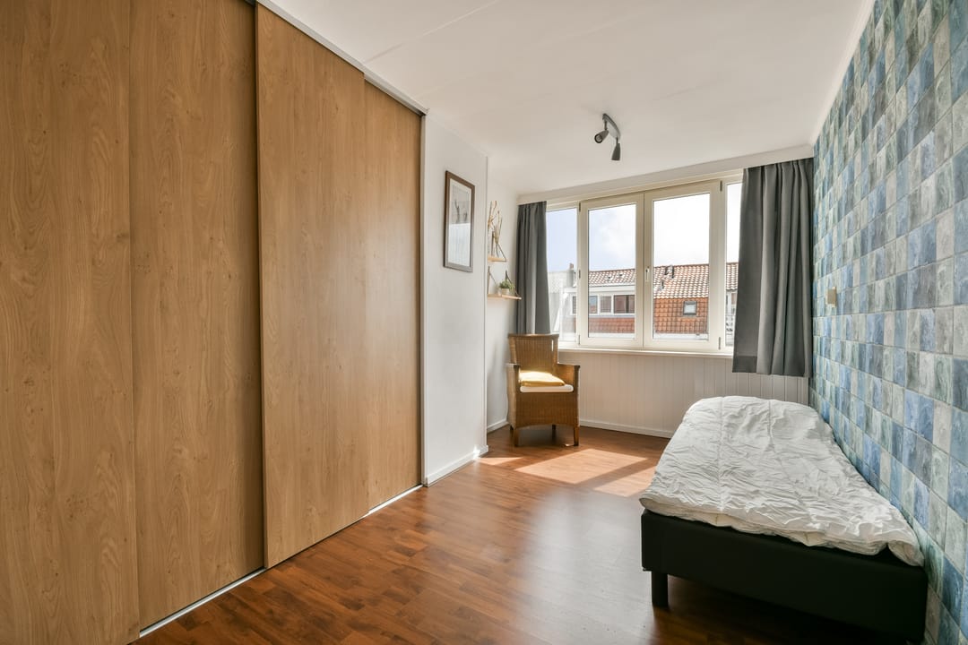 Charming 1906 Upstairs Apartment with Terrace Near Haarlem Centre — 16