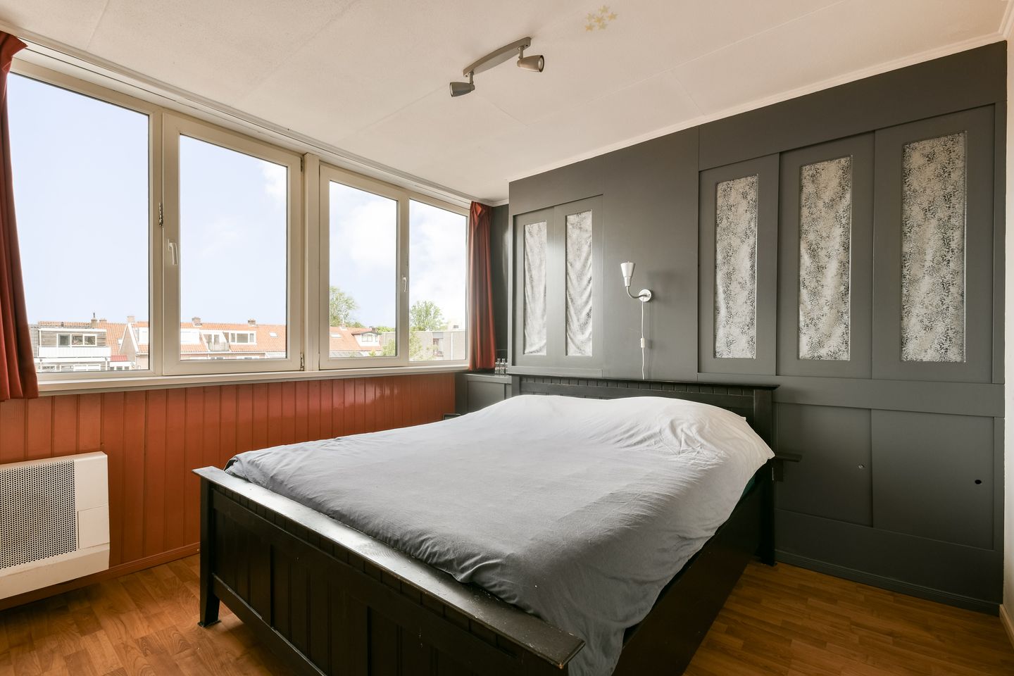 Charming 1906 Upstairs Apartment with Terrace Near Haarlem Centre — 14