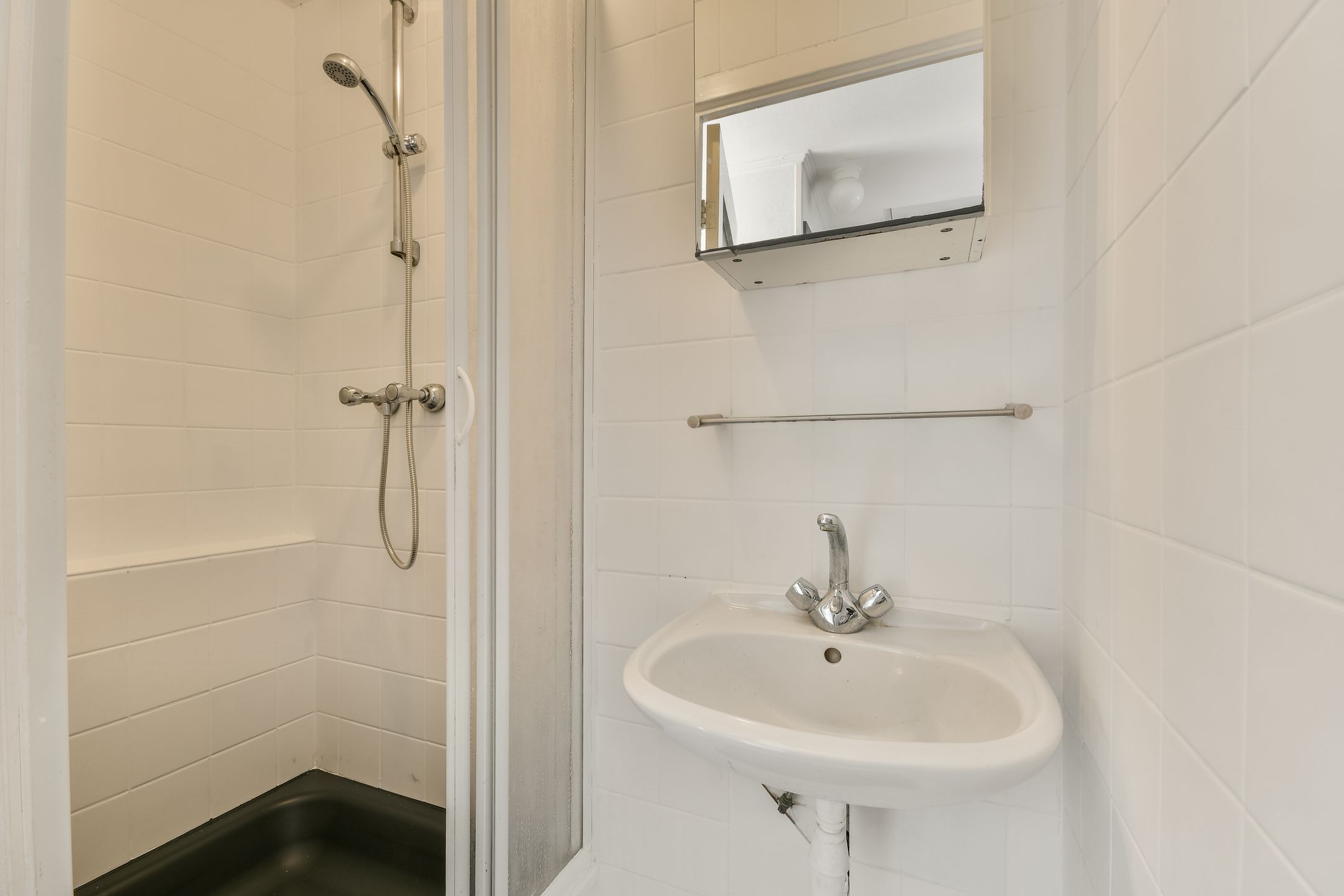 Charming 1906 Upstairs Apartment with Terrace Near Haarlem Centre — 18