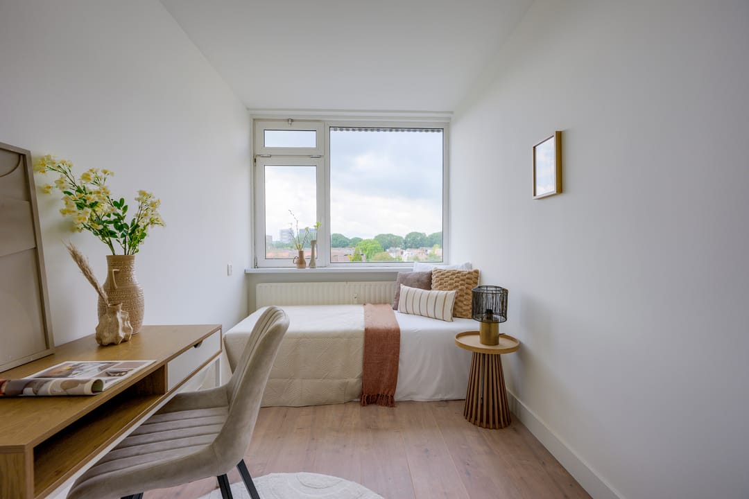 Spacious corner apartment in Utrecht Overvecht with two balconies and free views — 23